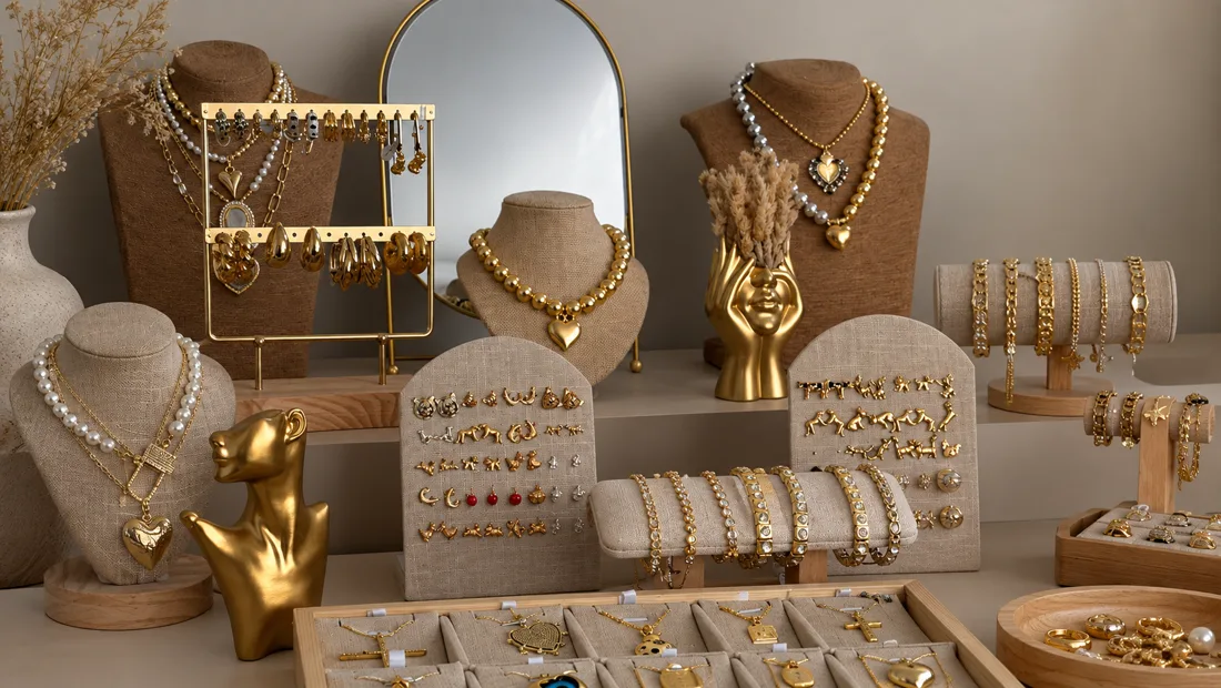 Présentoirs de colliers et bracelets dorés