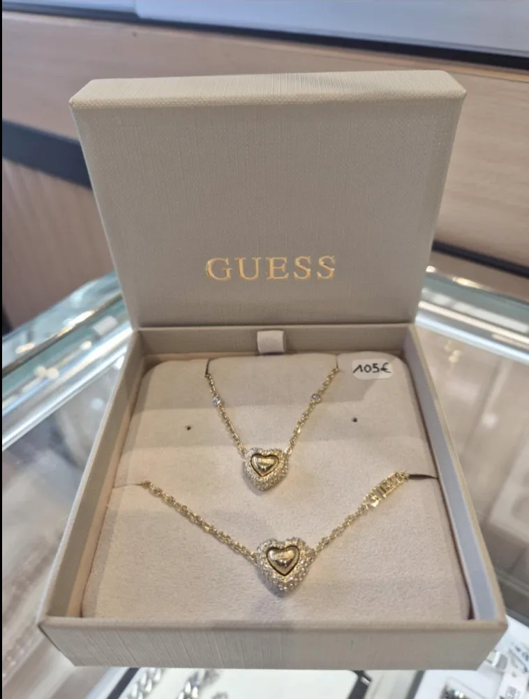 Coffret Guess, collier et puces dorés
